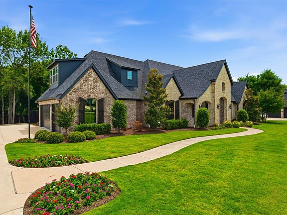 2nd image of 1019 Country Way