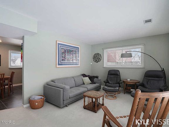 5th image of 1424 Pinecrest Ave SE