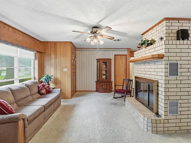1335 Kathy Ave — Photo 9
