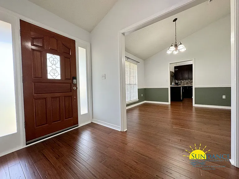 701 Lynn Brk E — Photo 2