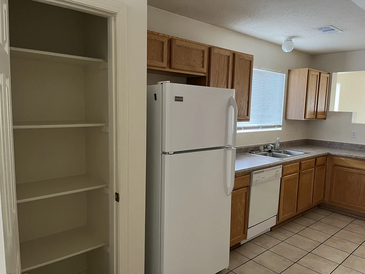3 bed, 1250 sqft, $1,425 — Photo 4