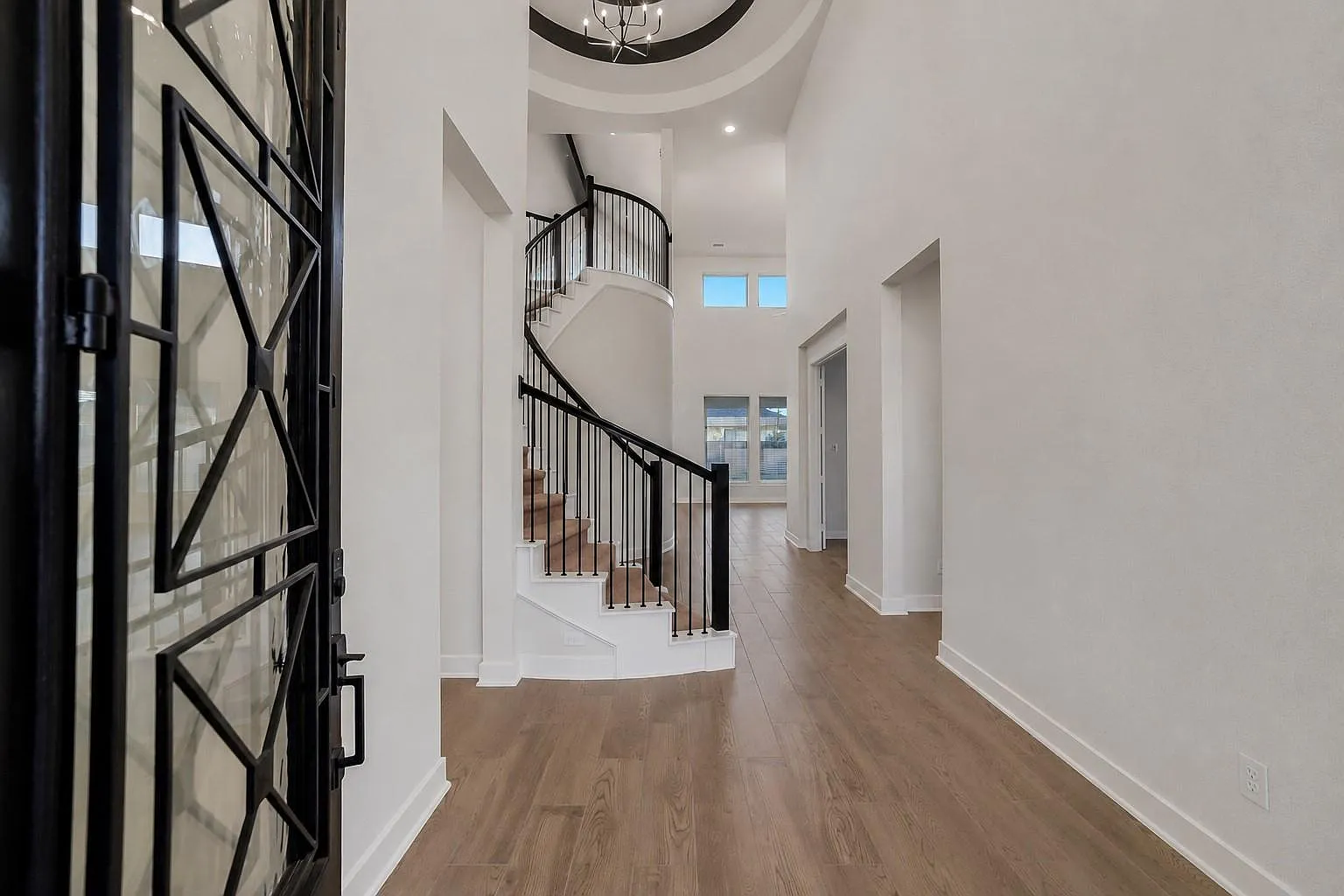 5 bed, 4.5 bath, 3707 sqft, $4,000 — Photo 1