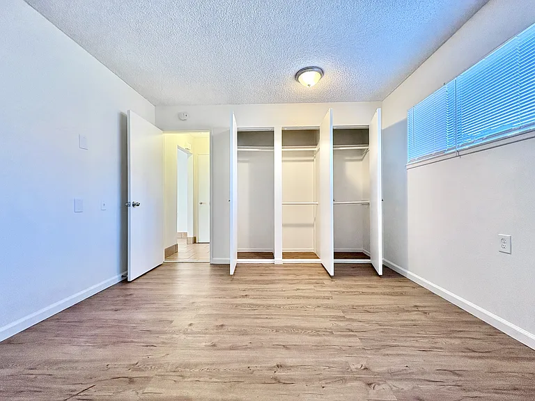 1226 E 7th St #15 — Photo 7
