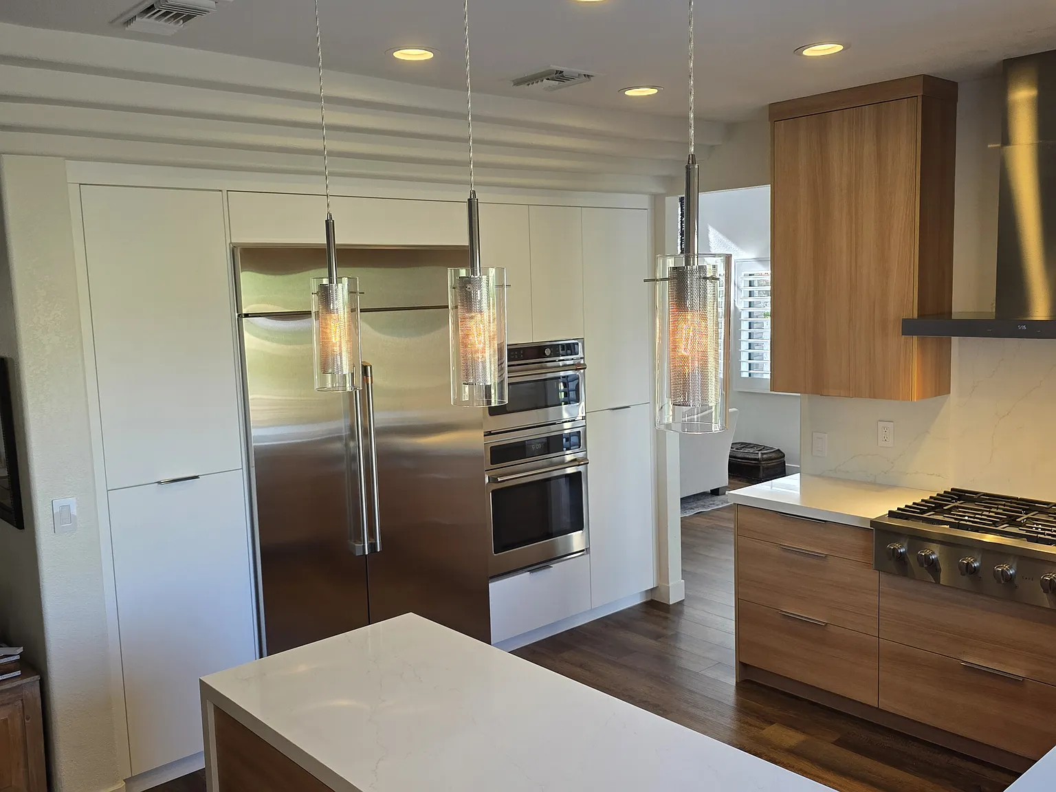 4 bed, 2562 sqft, $5,600 — Photo 2