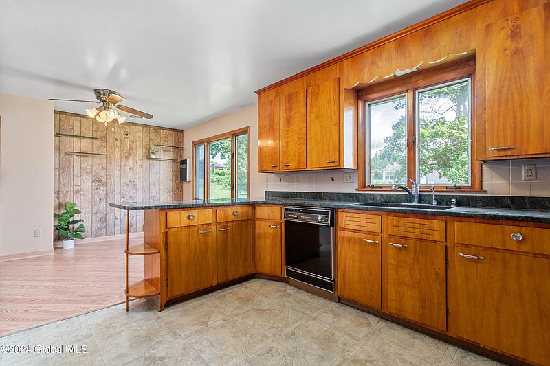3rd image of 137 Middletown Road