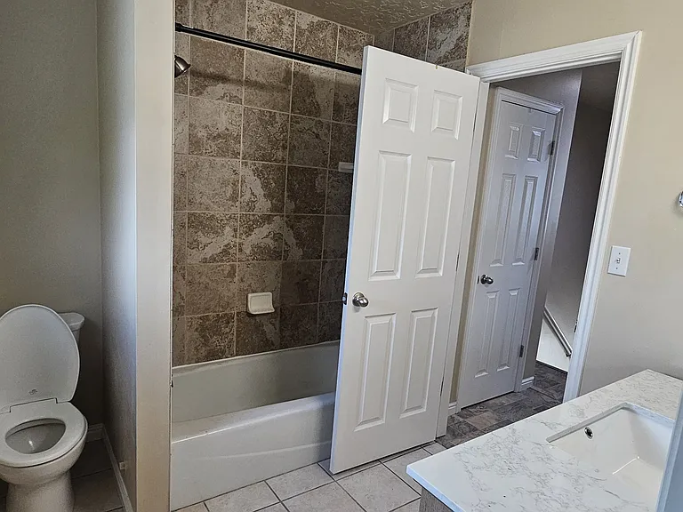 2318 E Claybourne Ave — Photo 14