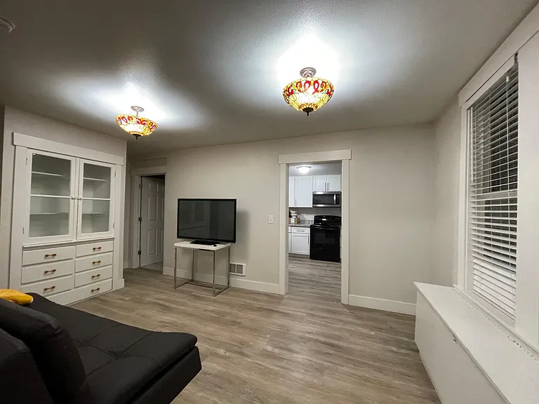 1522 Taylor Ave N #B — Photo 5