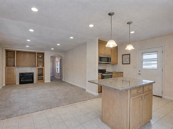 5th image of 371 Riverside Ave