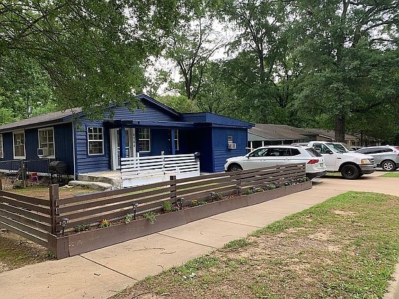 Spacious fenced front yard 