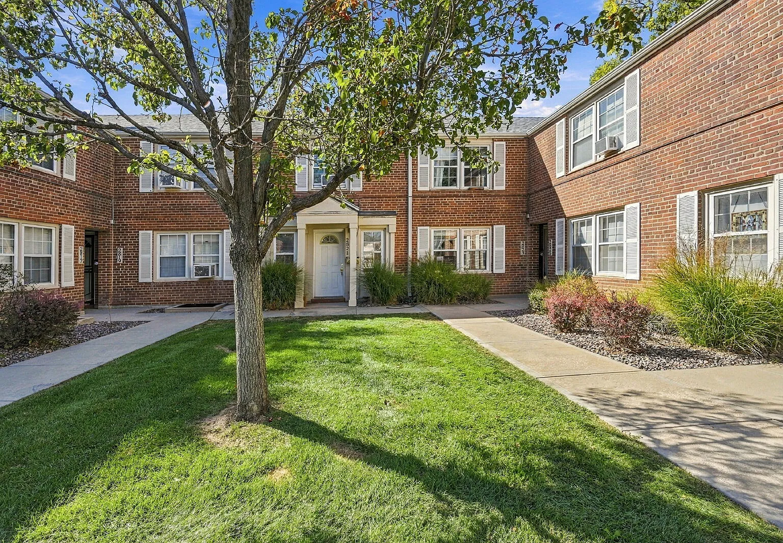 2 bed, 1.0 bath, 836 sqft, $1,905 — Photo 3