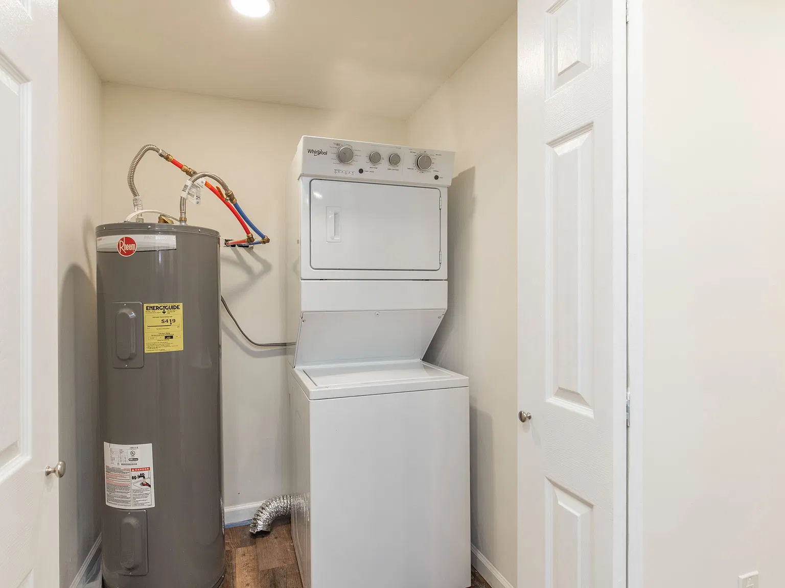 1 bed, 1.5 bath, 690 sqft, $1,290 — Photo 2
