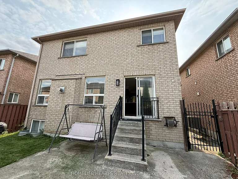 55 Queen Mary Dr — Photo 15