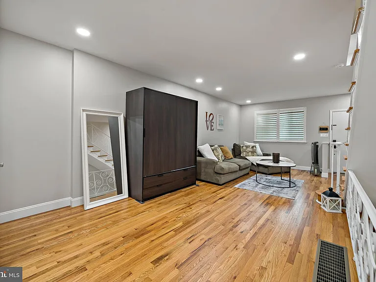 2126 S Iseminger St — Photo 5