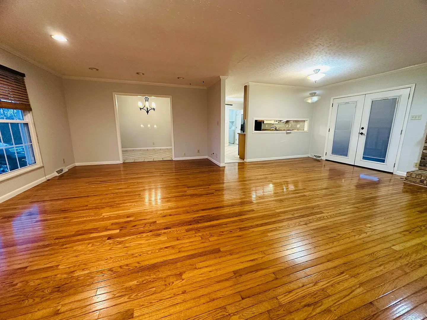 Charming 3-Bedroom Farragut Home with Gas Fireplace, Deck & 2-Car Garage — Photo 3