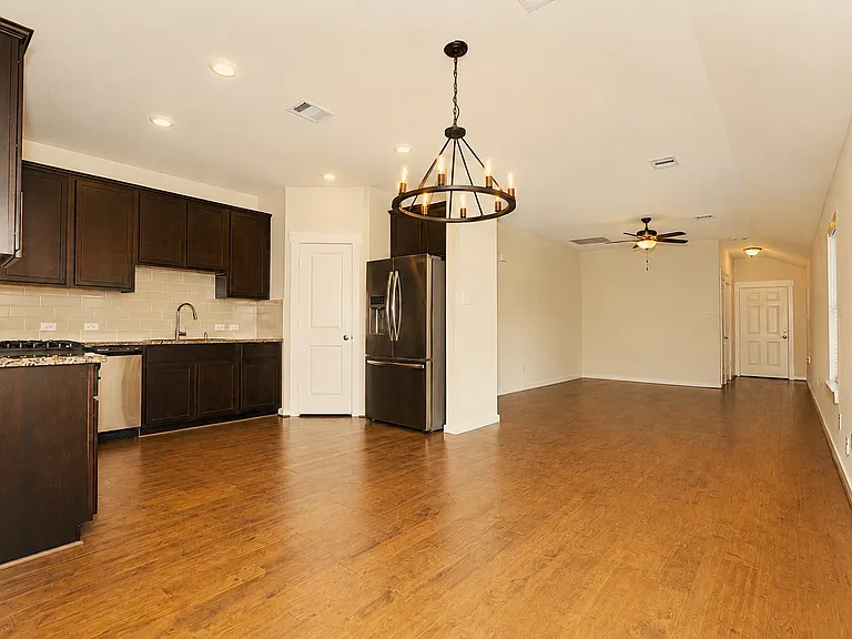 233 Laura Leigh Ln — Photo 3