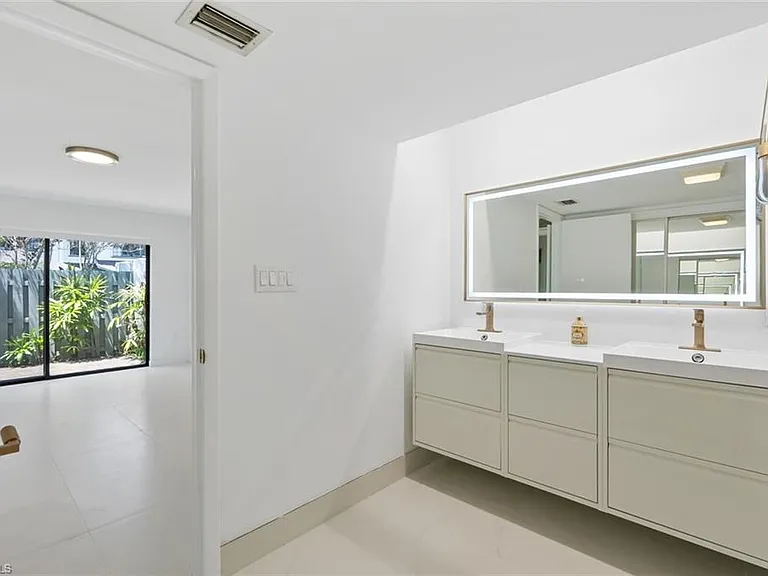 879 Meadowland Dr #C — Photo 32