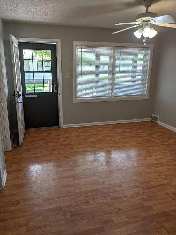 3 bed, 1024 sqft, $1,350 — Photo 4