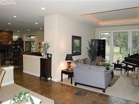4 bed, 3.5 bath, 3871 sqft, $6,500 — Photo 3