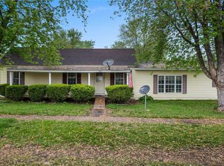 230 SW 3rd St, De Land, IL 61839