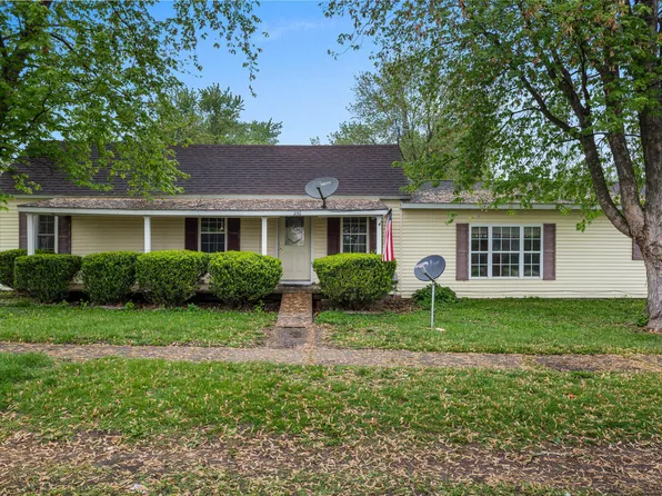 230 SW 3rd St, De Land, IL 61839