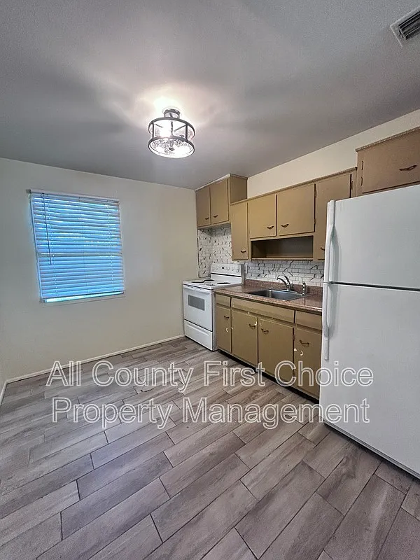 2 bed, 1.0 bath, 835 sqft, $1,695 — Photo 2