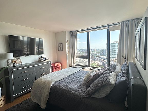 4th image of 3930 N Pine Grove Ave APT 2106