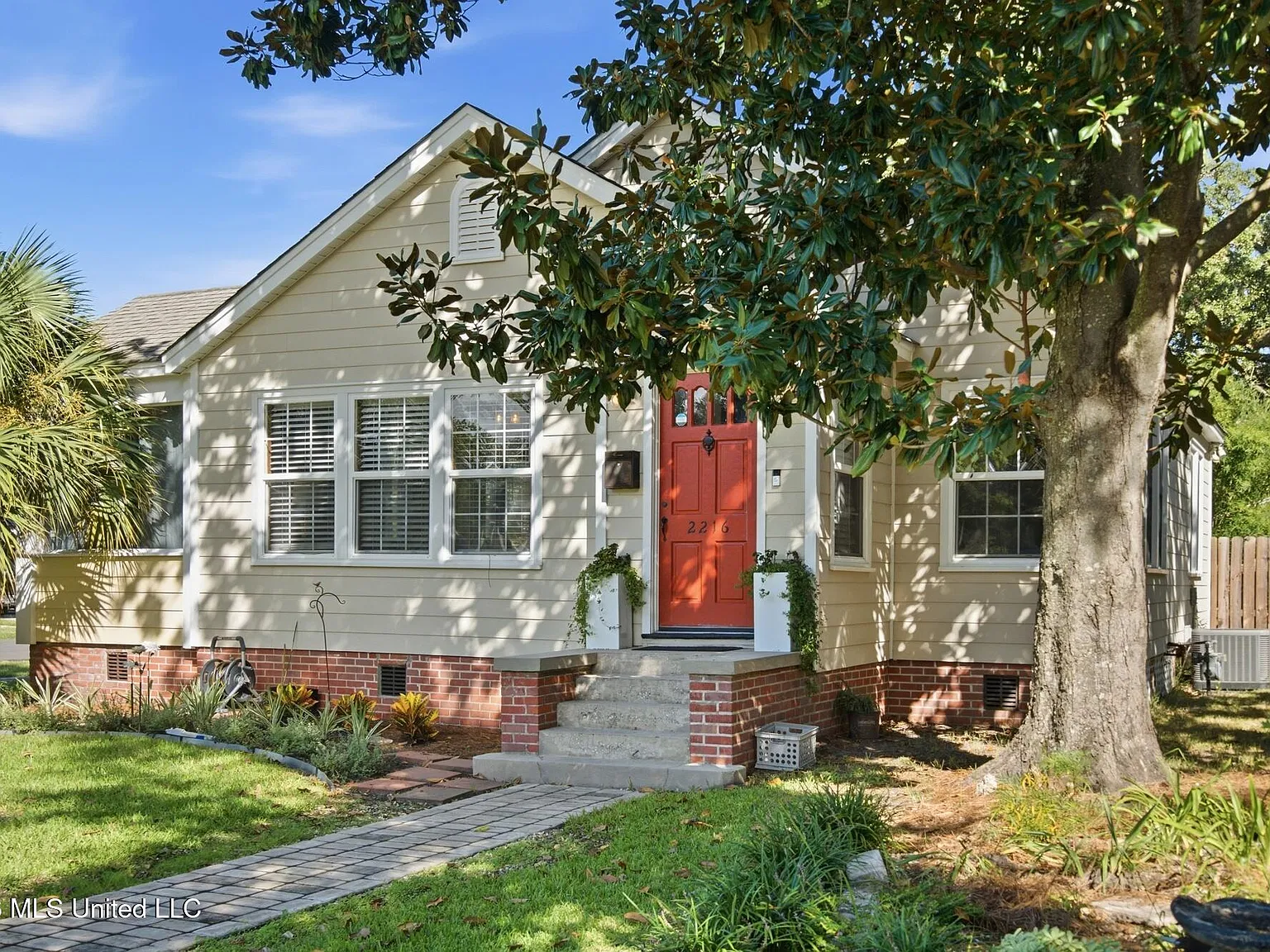 2 bed, 1.5 bath, 1237 sqft, $2,400 — Photo 2