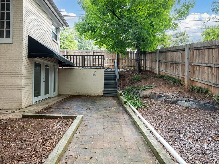 2525 Runnymede Ln — Photo 2
