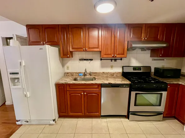 64-34 Grand Central Parkway image 5 of 13