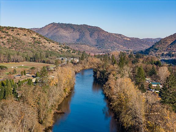 4th image of 1424 Rogue River Hwy