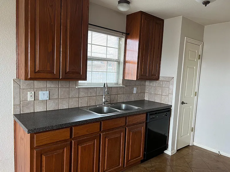 306 Aspen Ct W — Photo 6