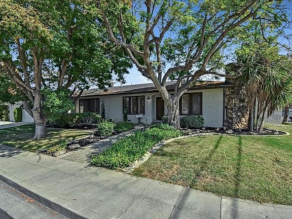 Lots of street parking Gas fireplace Corner house