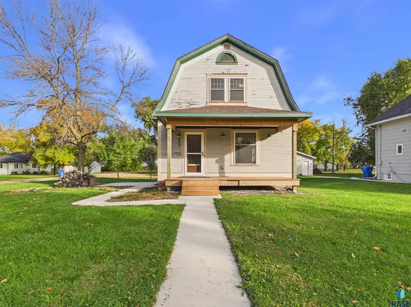 208 W James St, Oldham, SD 57051