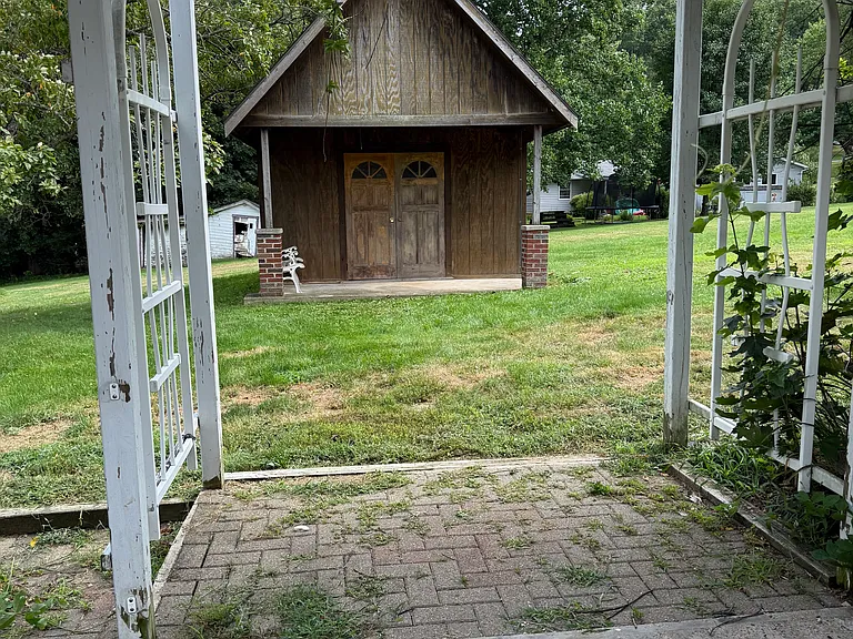 306 Court Dr — Photo 6