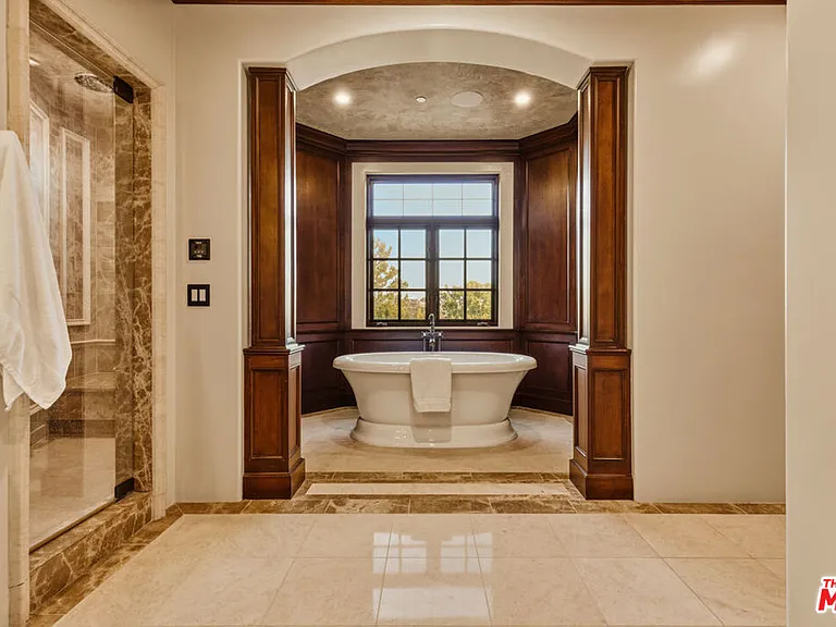 2374 Earls Ct — Photo 40