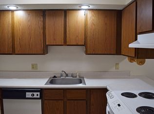 904 Hartwell Dr #6, Savoy, IL 61874