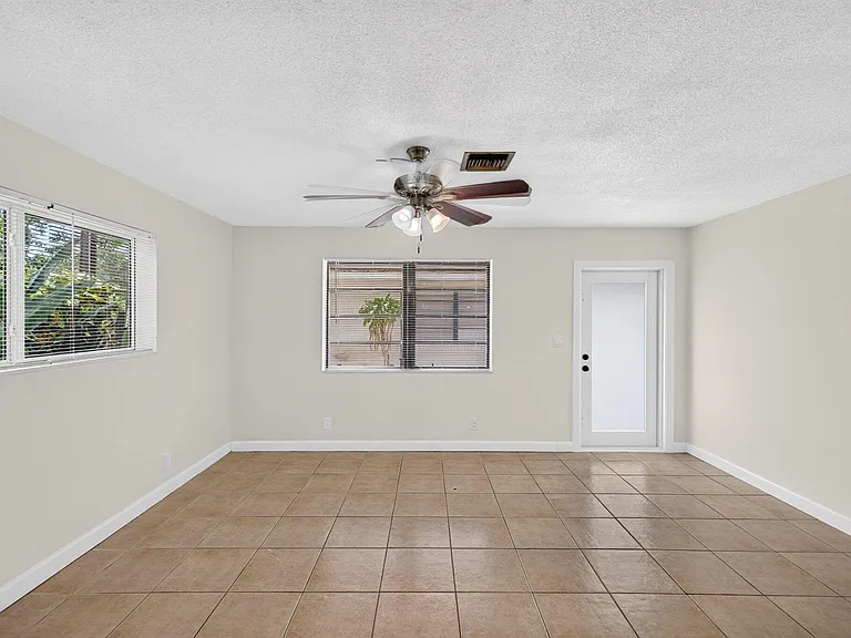 2500 SW 18th Ter #5 — Photo 4
