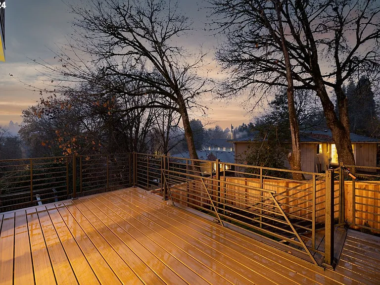 617 SW Lobelia St — Photo 33