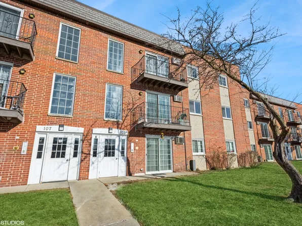 105 W Elk Trl APT 305, Carol Stream, IL 60188