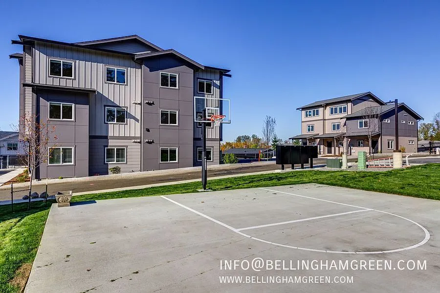 3 Bed/2 Bath 2nd Floor Apartment - Voted #3 Best in the NW for 2025 and 2026 — Photo 4