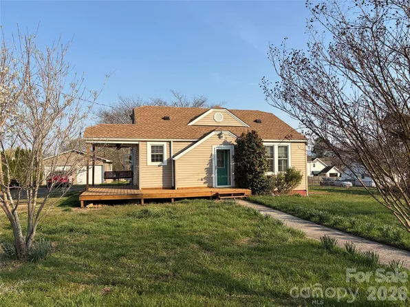 405 Jug Wilson St, Morganton, NC 28655