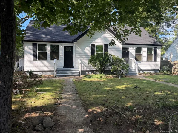 11 1st Place, Mastic, NY 11950