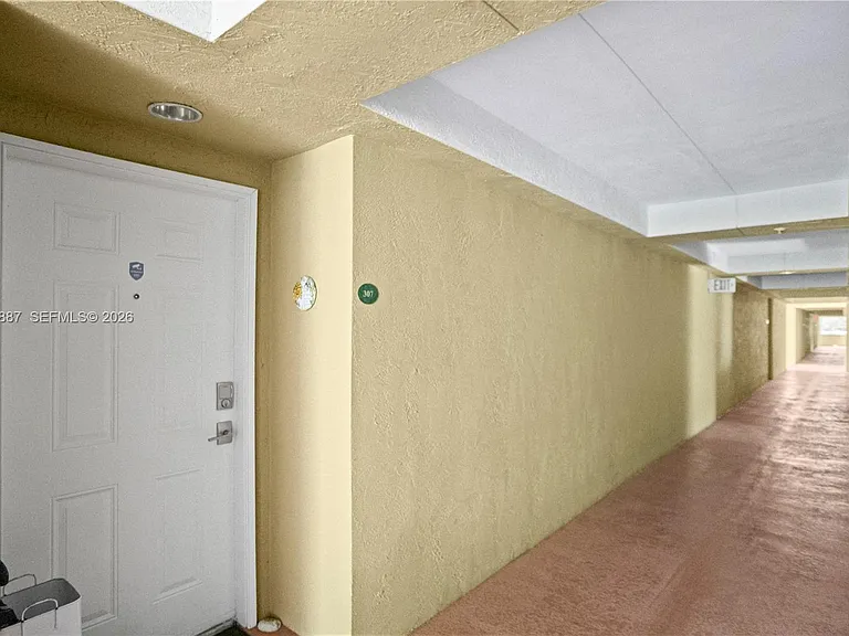 529 E Sheridan St #307 — Photo 36
