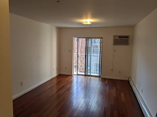 Rented by Cezanne Outlet LLC | media 6