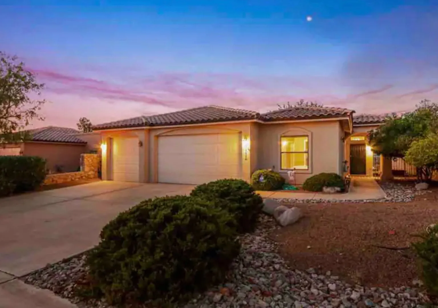 Nice Four Bedroom Home with 3 car garage in Elks Area — Photo 1