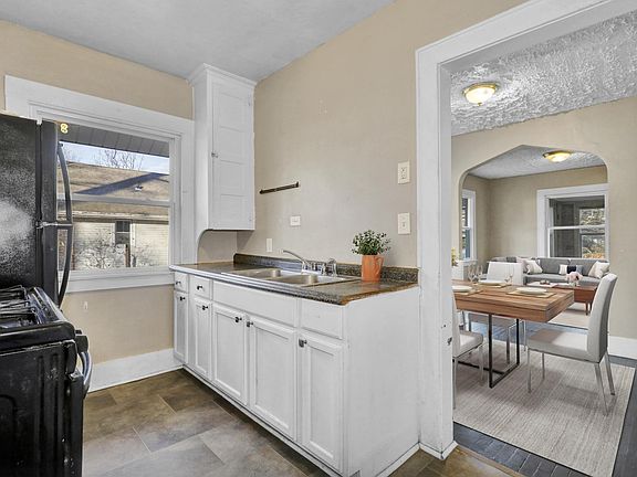 5th image of 1206 Leslie St