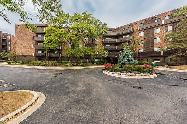 1st image of 840 Wellington Ave Unit 104