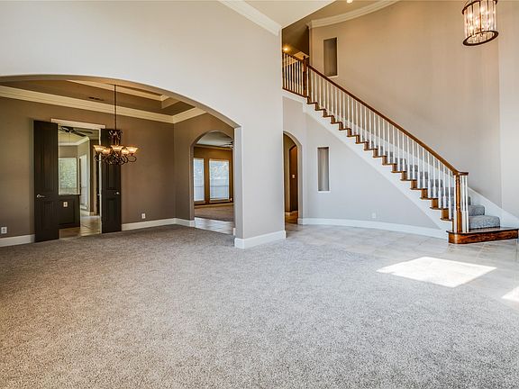 5th image of 801 Camelot Ct