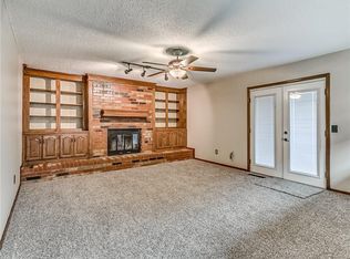 11624 SW 7th St, Yukon, OK 73099
