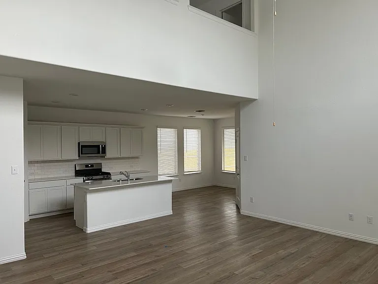 2517 Maplehurst Dr — Photo 2